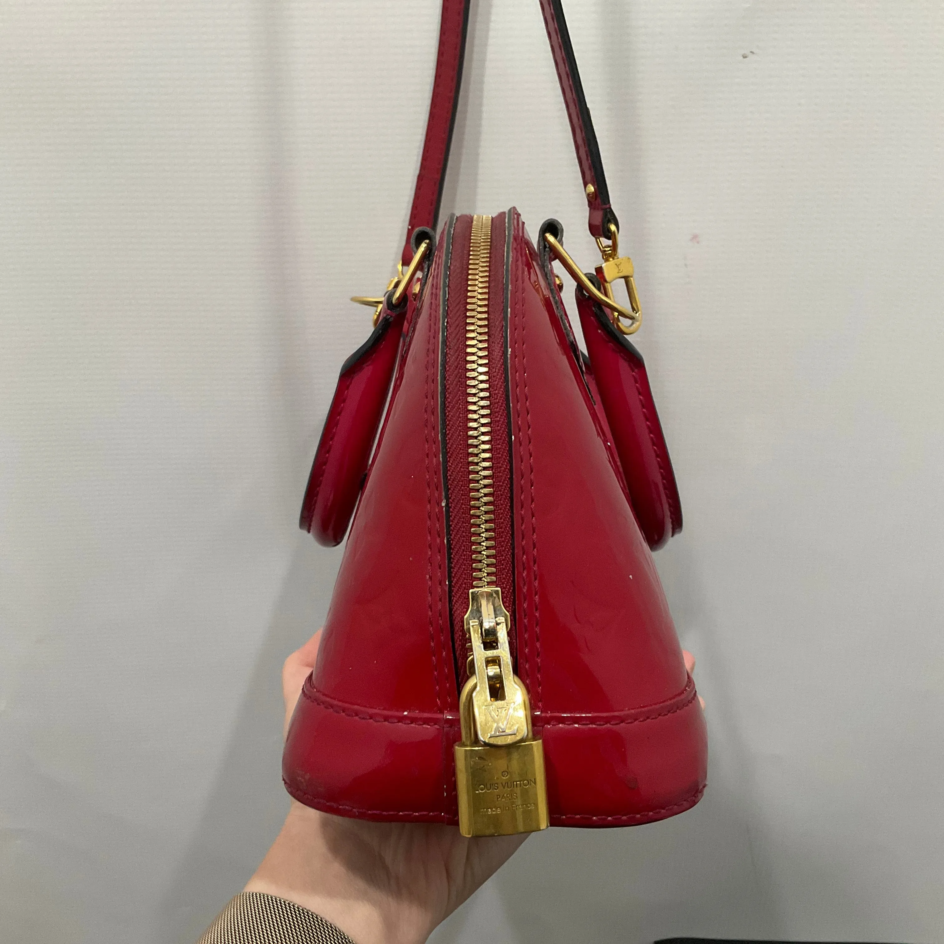 Crossbody Luxury Designer By Louis Vuitton, Size: Medium