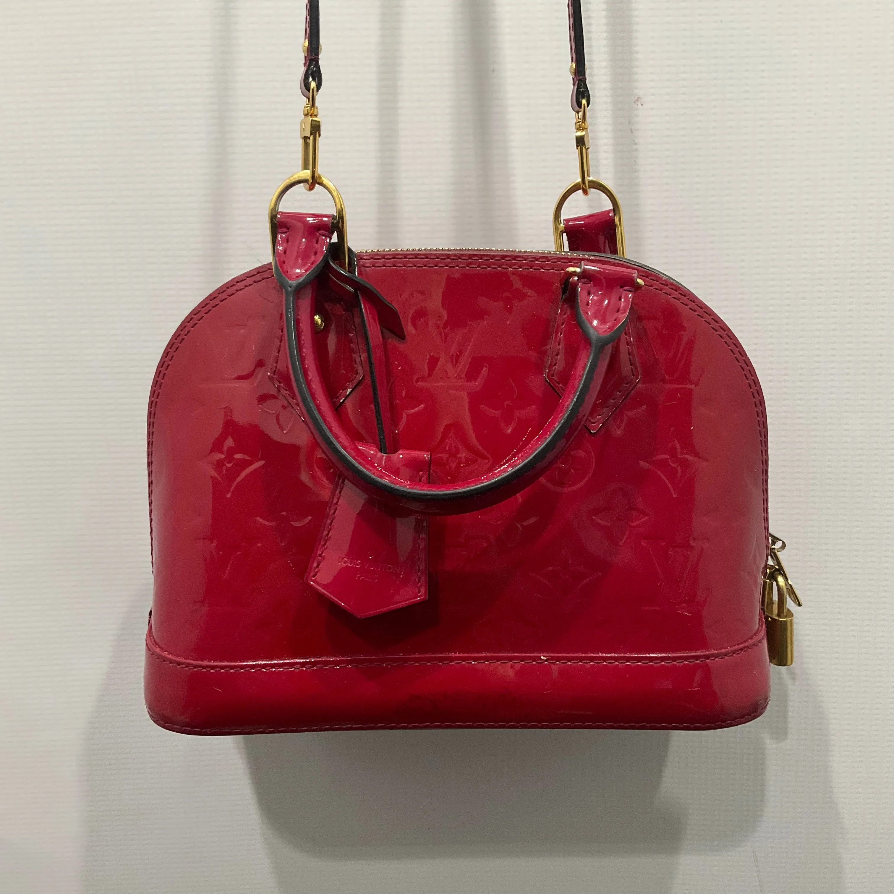 Crossbody Luxury Designer By Louis Vuitton, Size: Medium