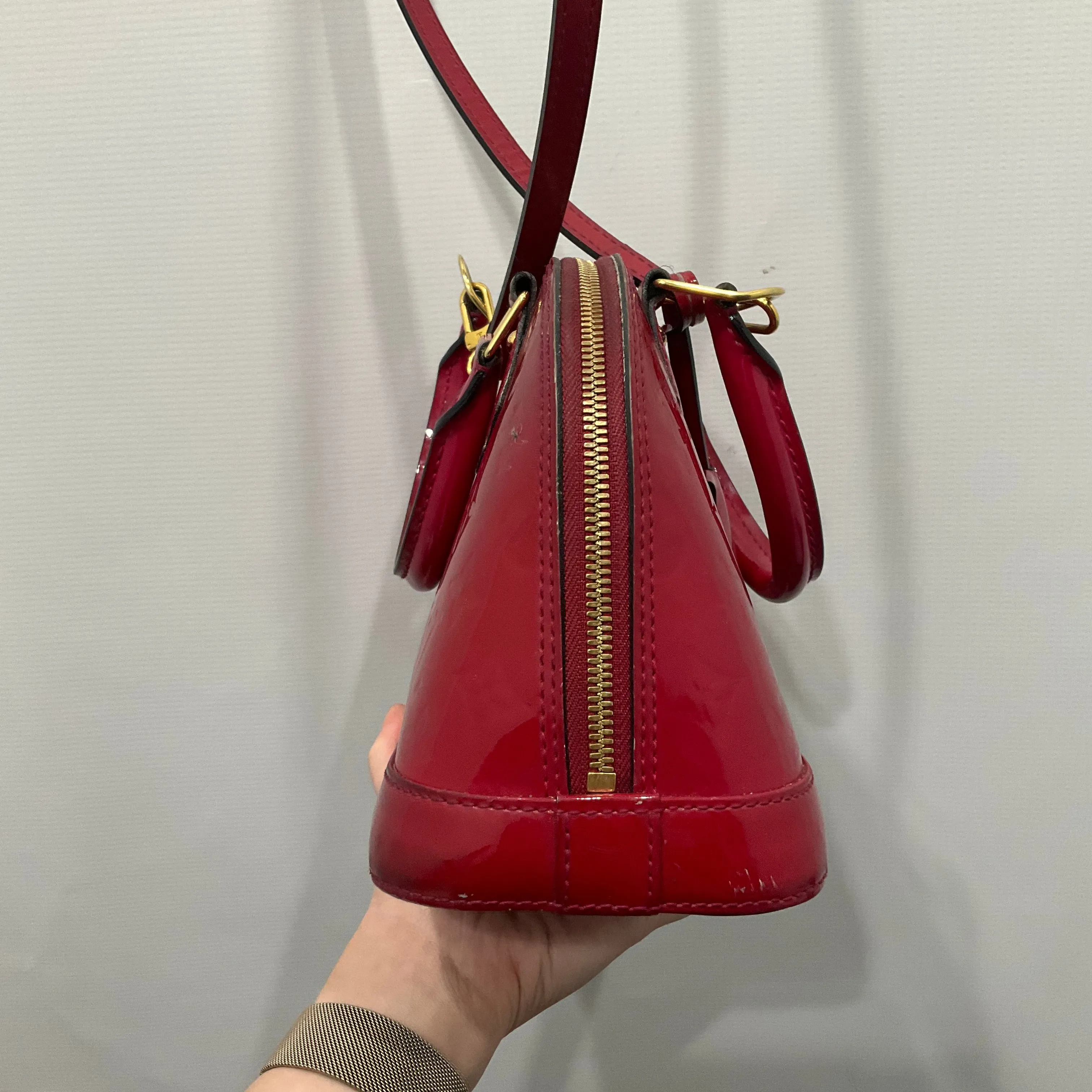 Crossbody Luxury Designer By Louis Vuitton, Size: Medium