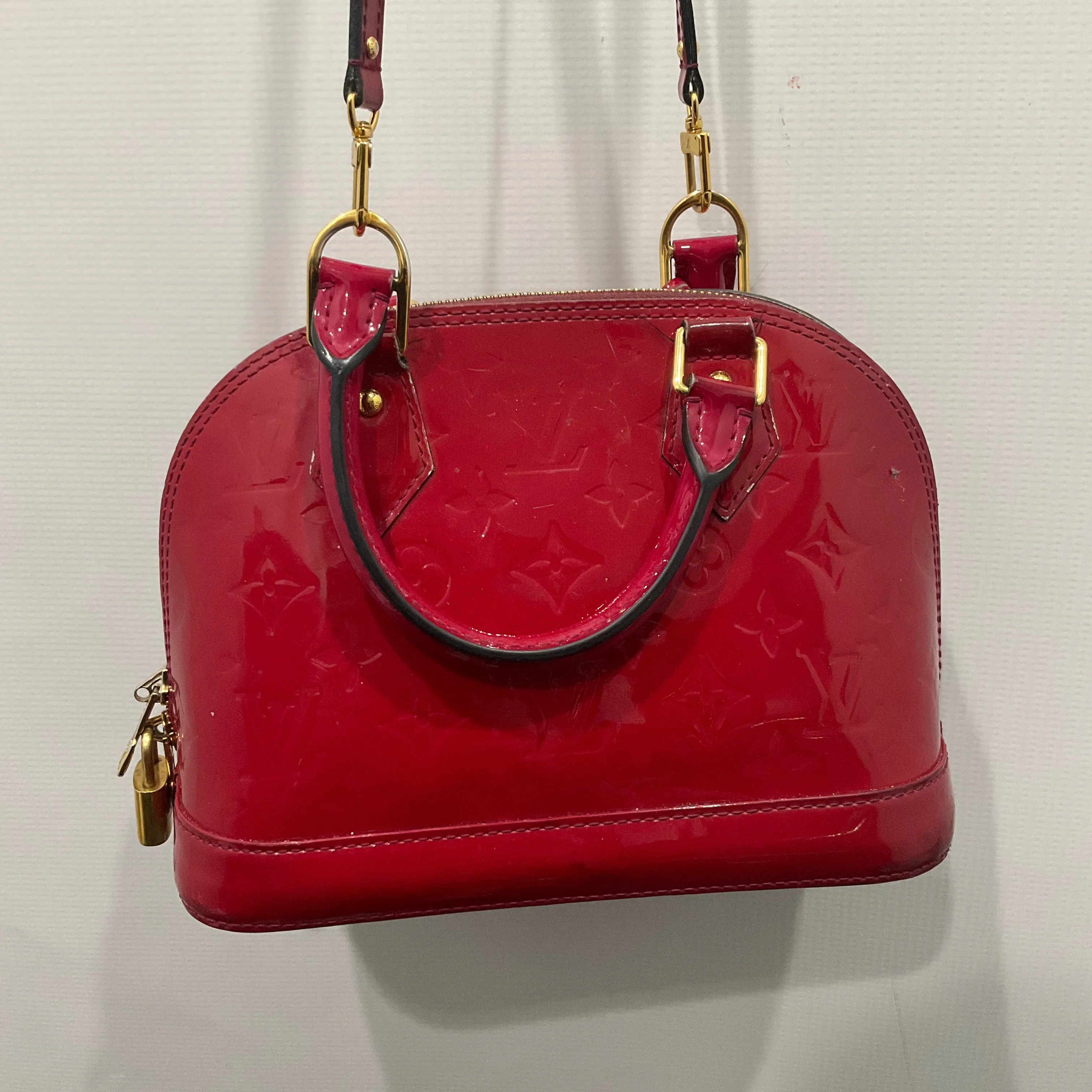 Crossbody Luxury Designer By Louis Vuitton, Size: Medium
