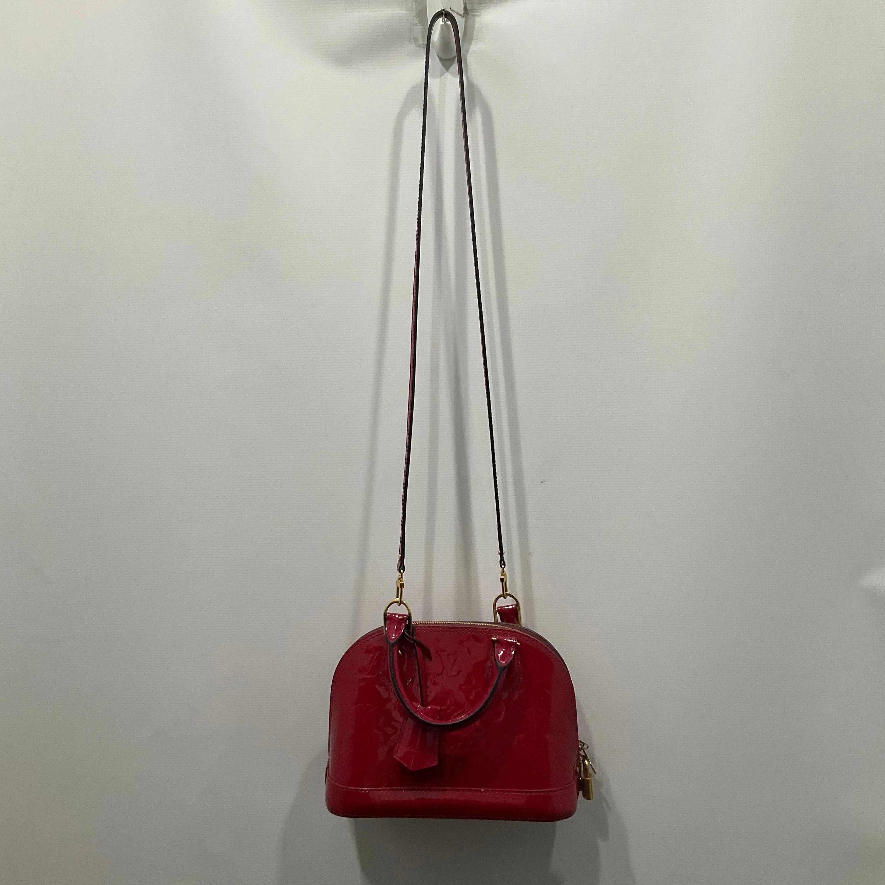 Crossbody Luxury Designer By Louis Vuitton, Size: Medium
